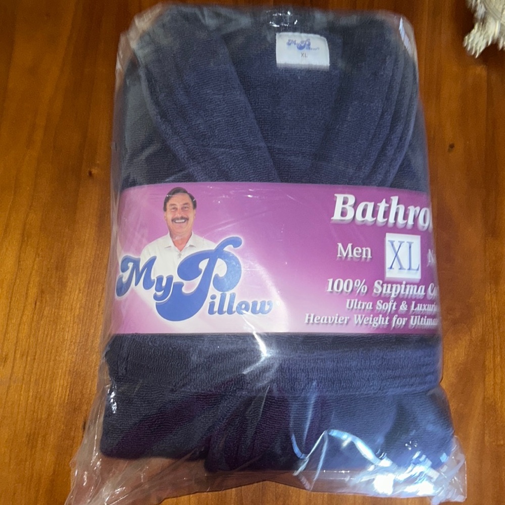XL Mens My Pillow Robe. Navy color